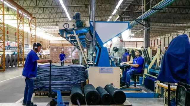 La producción industrial registró una suba de 0,3% en agosto y cortó la caída previa